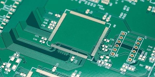 <i style='color:red'>宏联电路</i>打造高效、稳定的精密 PCB 多层板